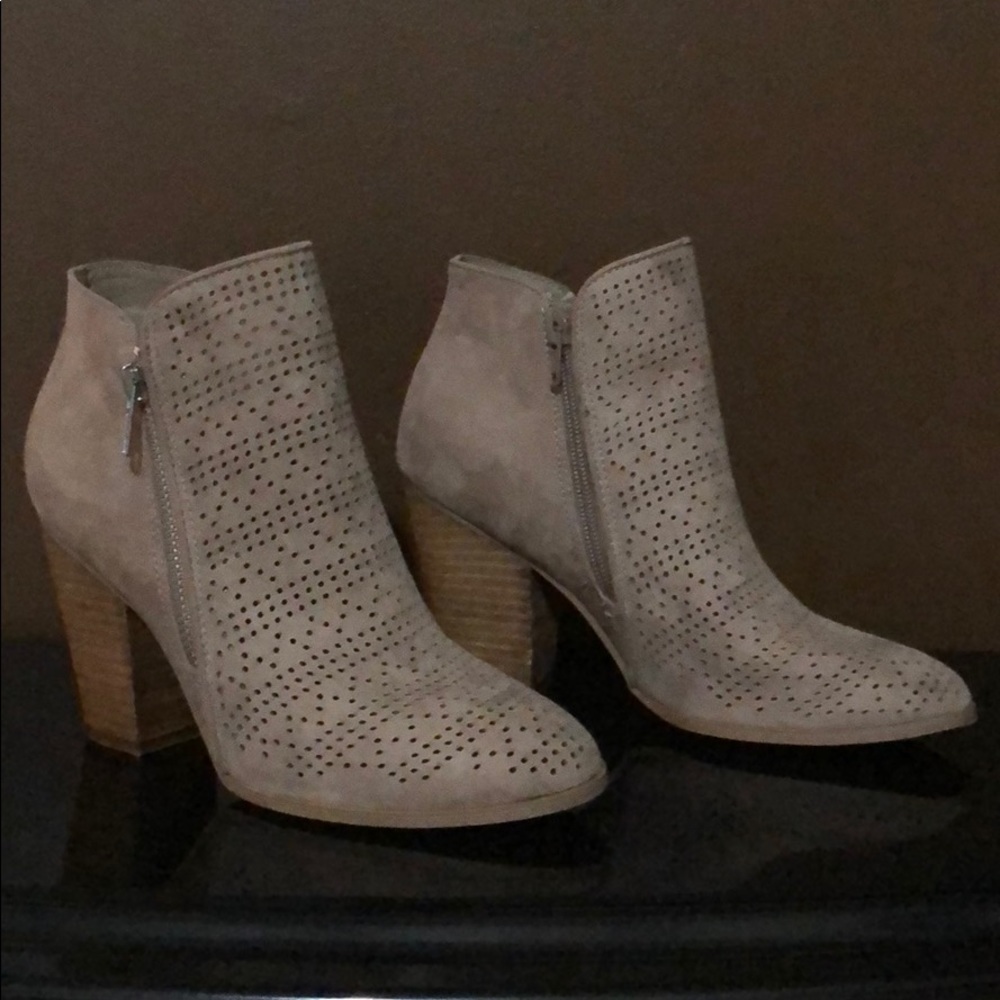 Carlos Ankle booties,cream color, never worn 6.5